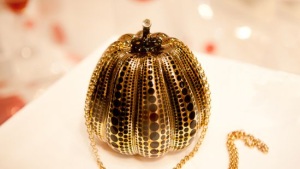 Вечерняя сумочка Louis Vuitton от Yayoi Kusama представлена в Selfridges