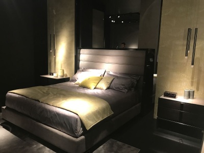 дизайн интерьера с серой кроватью